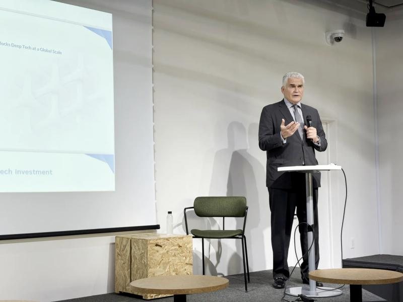 Andrew Economos presenting at TECH HUB YOKOHAMA